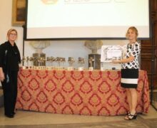 Laura ed Emanuela Pertia con le rose del Premio Simpatia