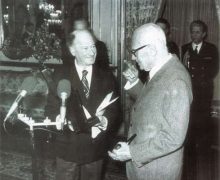 1986 Domenico Pertica consegna il Premio al Presidente della Repubblica Sandro Pertini al Quirinale.