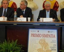 Manifesto del Premio Simpatia 2016 Il Sub Commissario Pasqualino Castaldi con Renzo Gattegna e Alessandro Nicosia